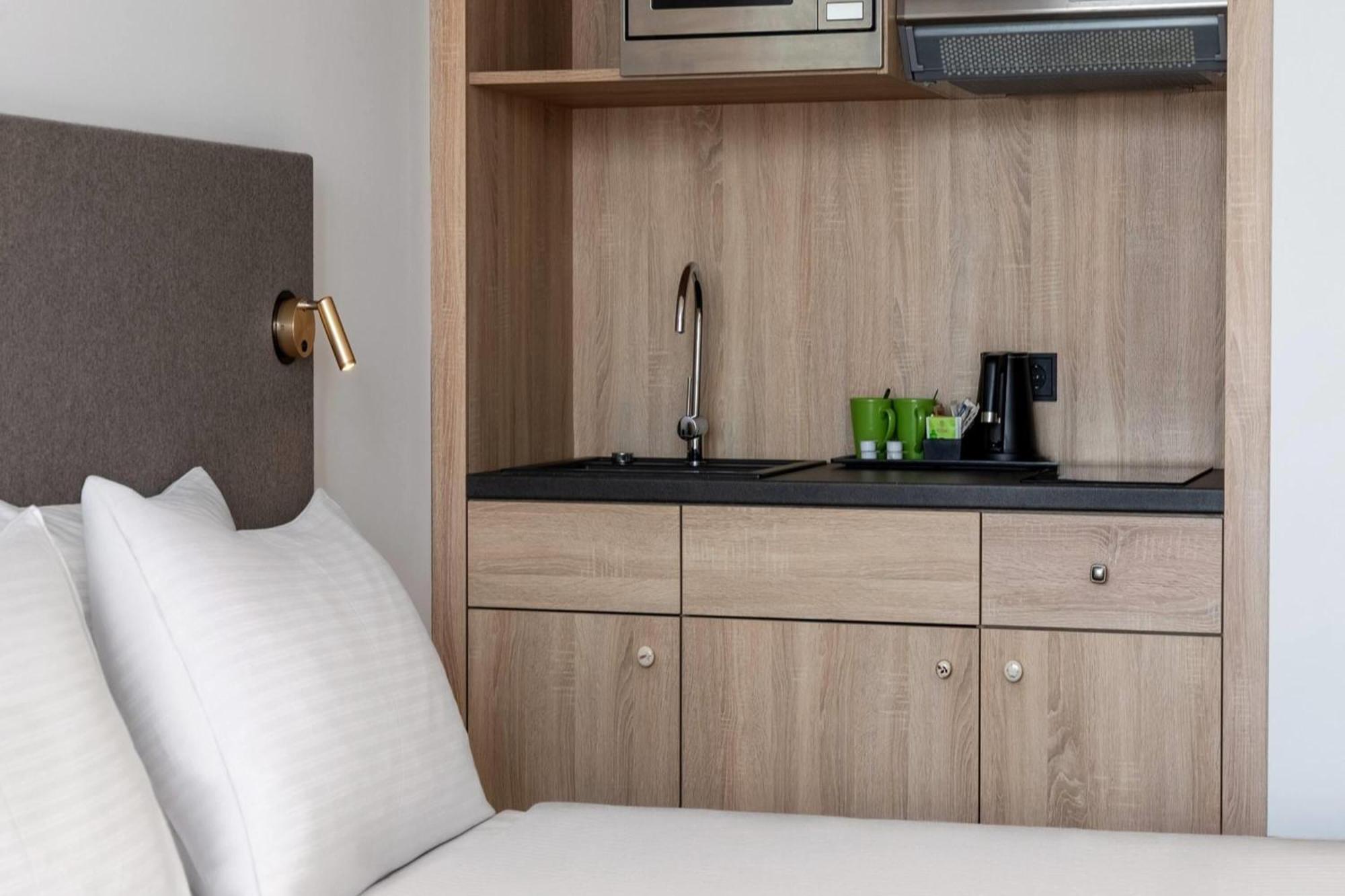 Habitación Superior con 2 camas individuales, zona de cocina y balcón - Para no fumadores